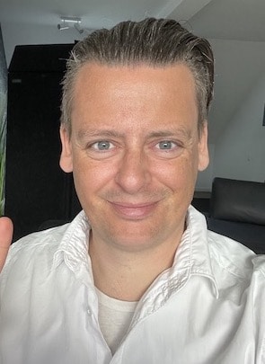 Sebastian Schreibtisch lachend2 Kopie 2